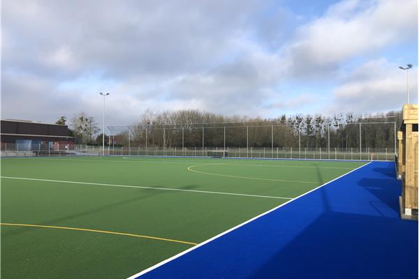 Aménagement terrain de hockey (mouillé) et terrain de football synthétique - Sportinfrabouw NV